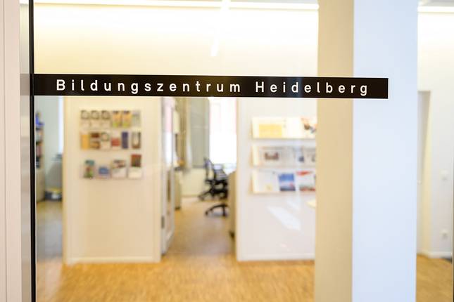 Die Eingangstür zum Bildungszentrum Heidelberg
